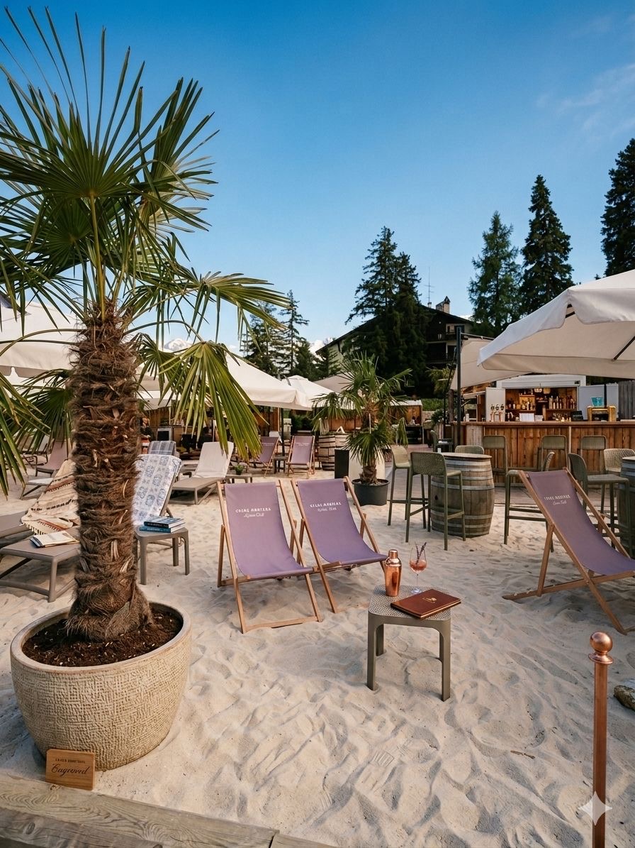 Beach club et transats sur le sable en été