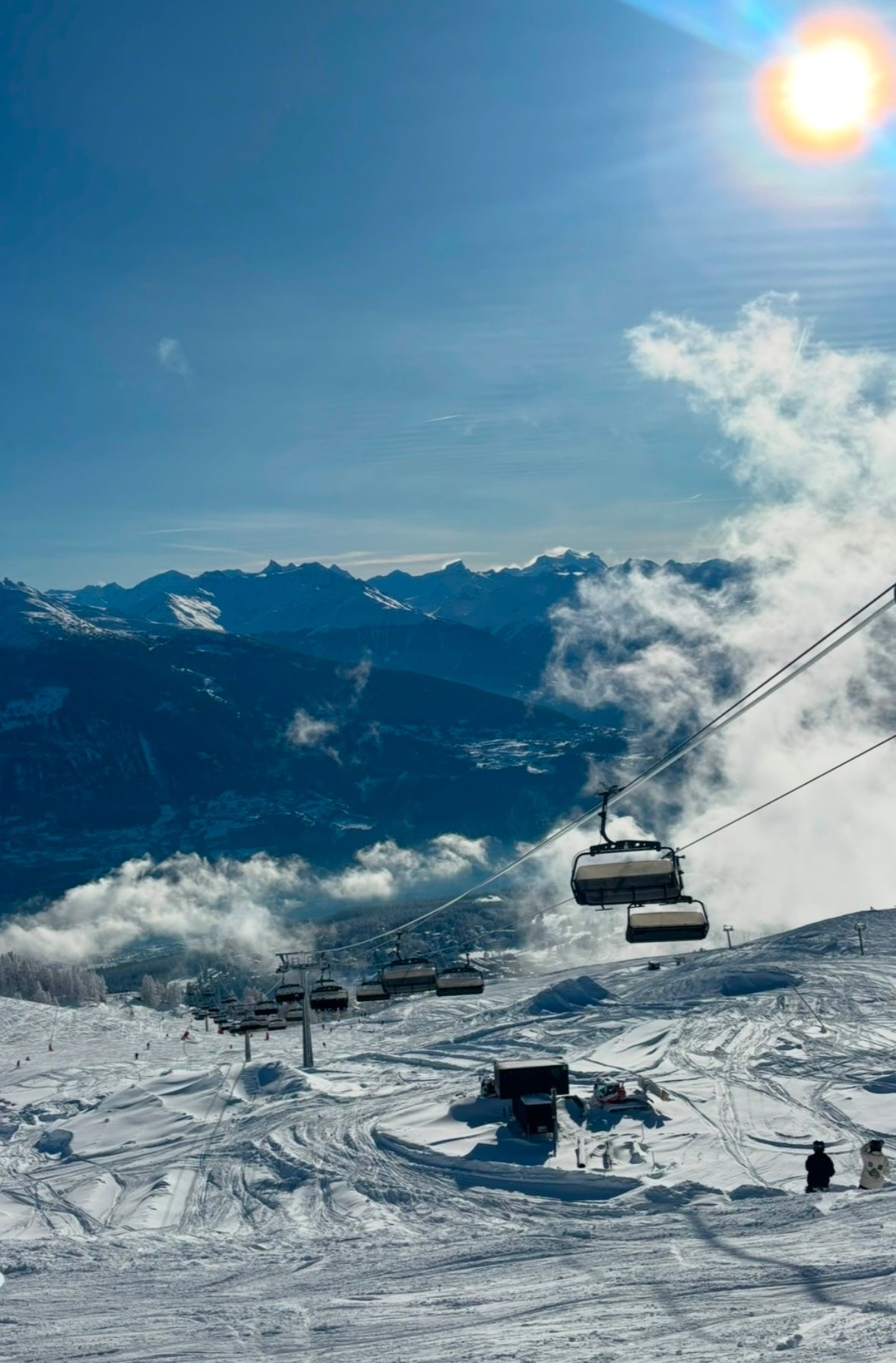 Télésiège sous la neige en hiver