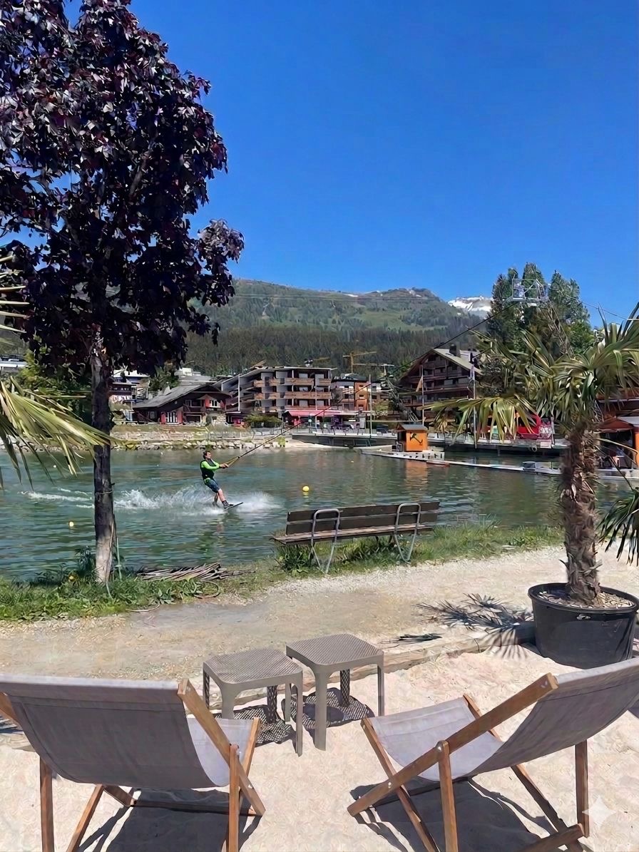 Wakeboard au bord du lac avec vue sur le village en été