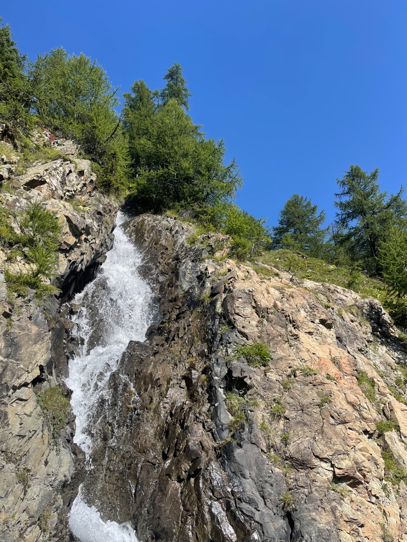 Cascade en pleine nature l'été