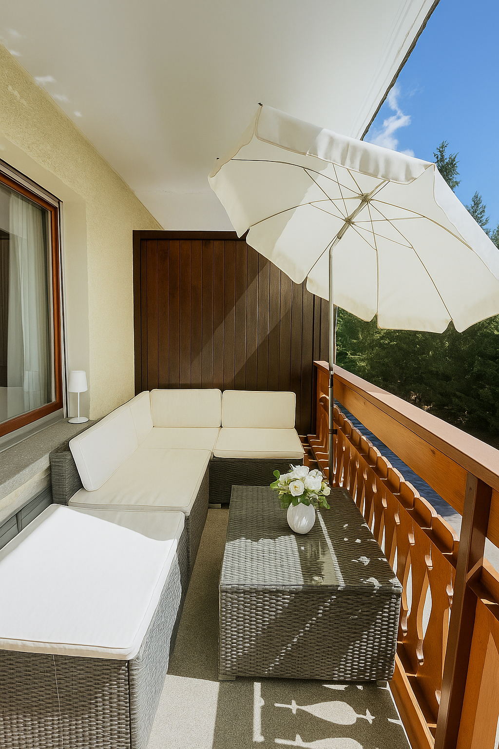 Balcon ensoleillé avec salon extérieur
