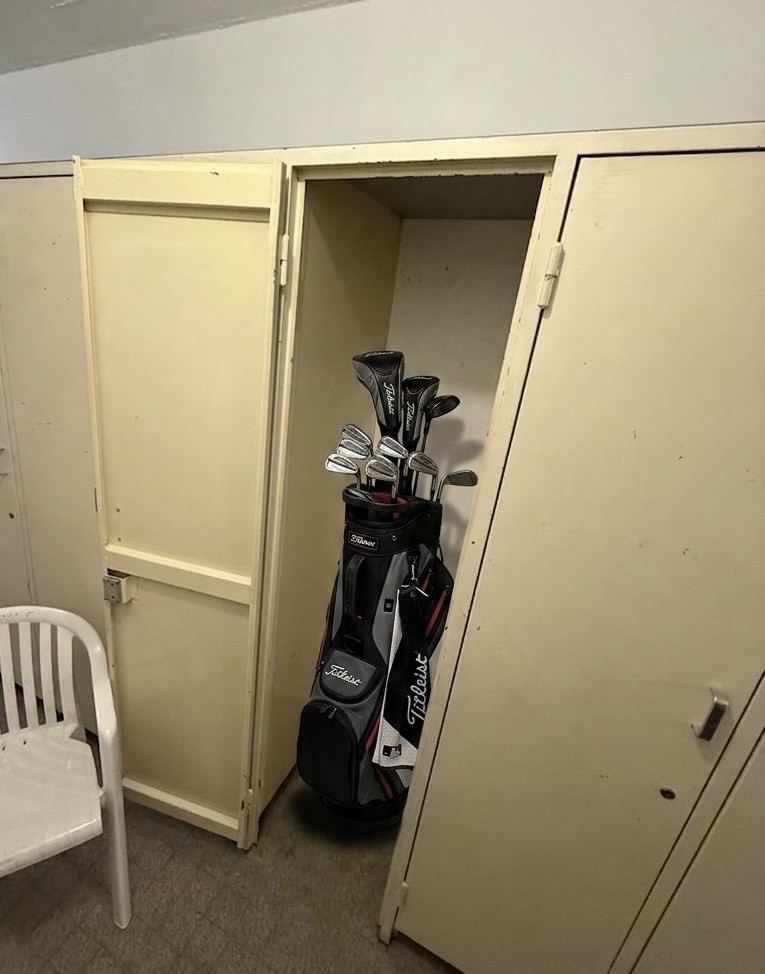Casier golf sécurisé — sac Titleist