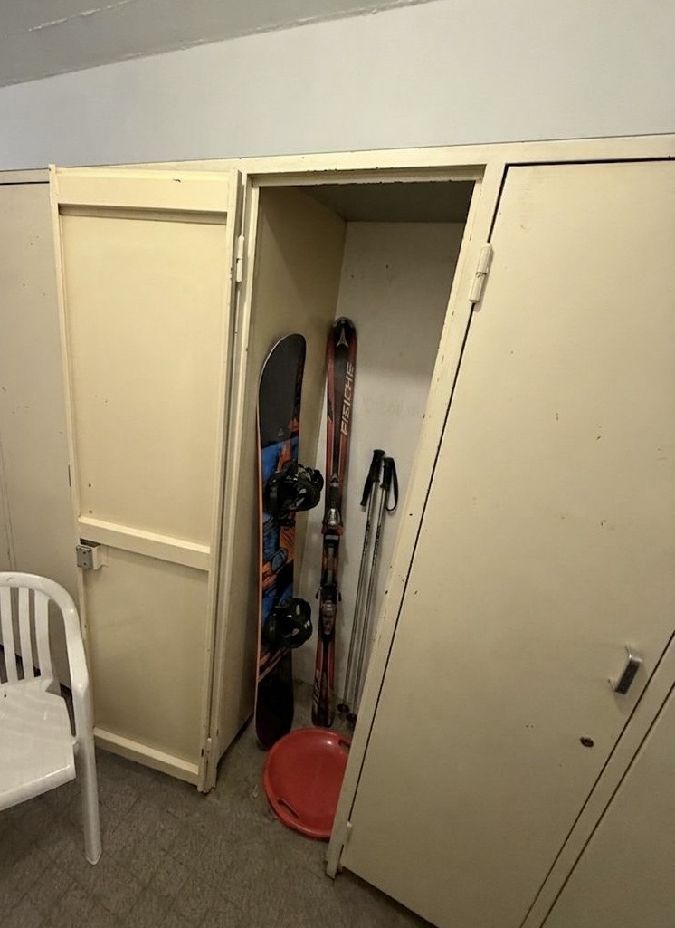 Casier à skis sécurisé